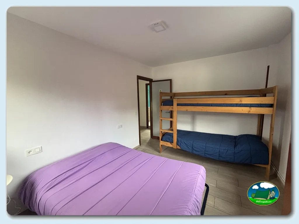 Mobil-home interior con cama doble y litera del Camping Deva, Deva. Gijon (Asturias)