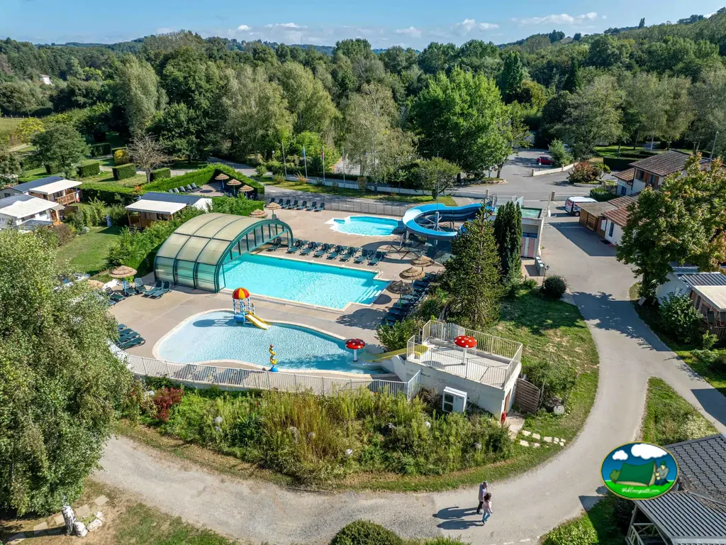 vista aérea del complejo de piscinas con tobogán y piscina infantil con setas de agua en Vernioz