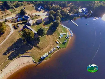 vista aérea de la base náutica del camping con piraguas junto al lago en Devesset
