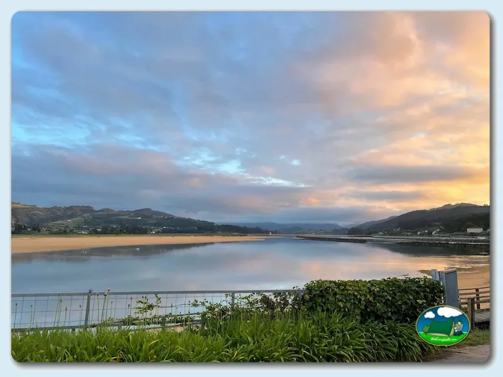 Parcela junto al río con vistas a la montaña al atardecer del Camping Fin de Siglo, Rodiles (Asturias)