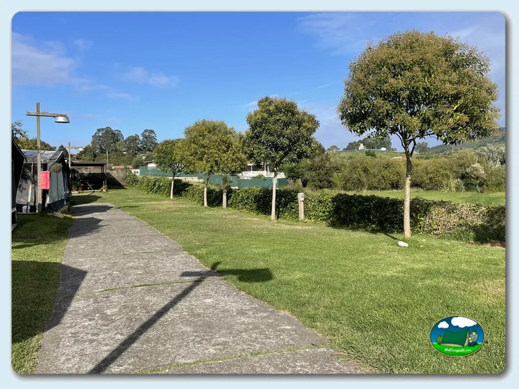 Parcela con vistas al río del Camping Fin de Siglo, Rodiles (Asturias)