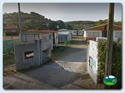 Mobil-homes en parcela con vistas a sierra del Camping Nery, Rodiles (Asturias)