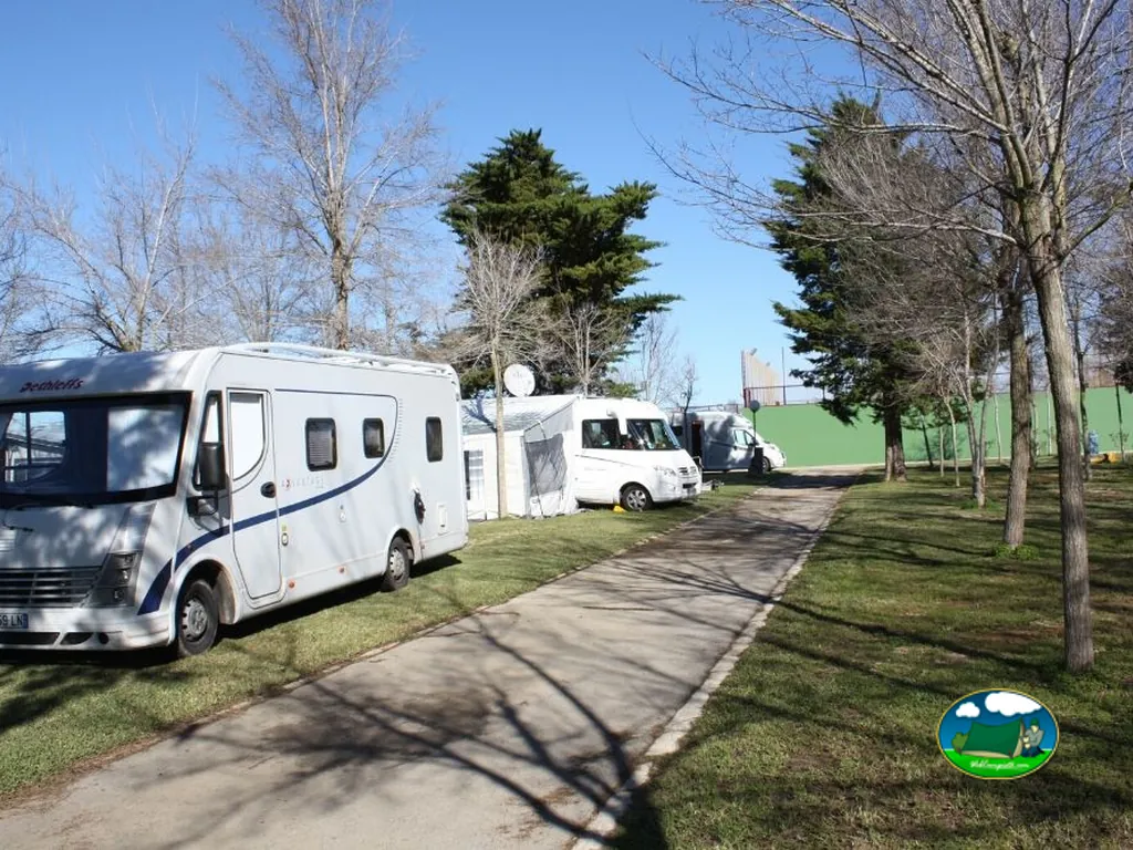 Parcela con mobil-home entre árboles del Camping Roche, Conil de la Frontera (Cádiz)