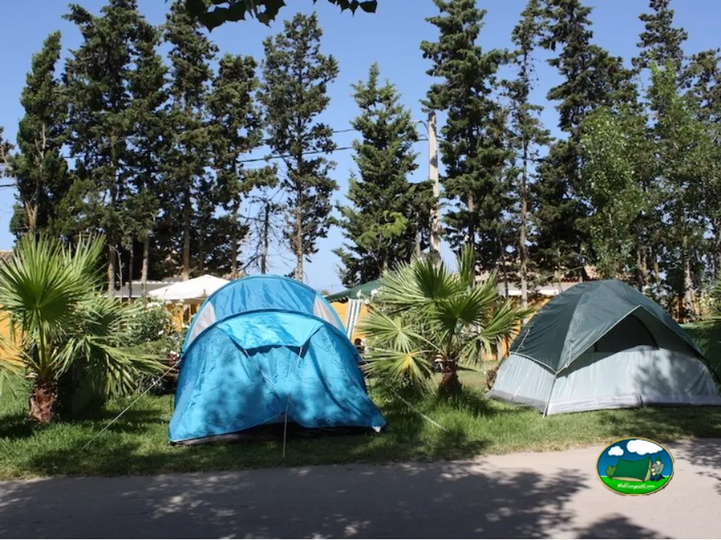Tienda de acampada en parcela arbolada del Camping Roche, Conil de la Frontera (Cádiz)