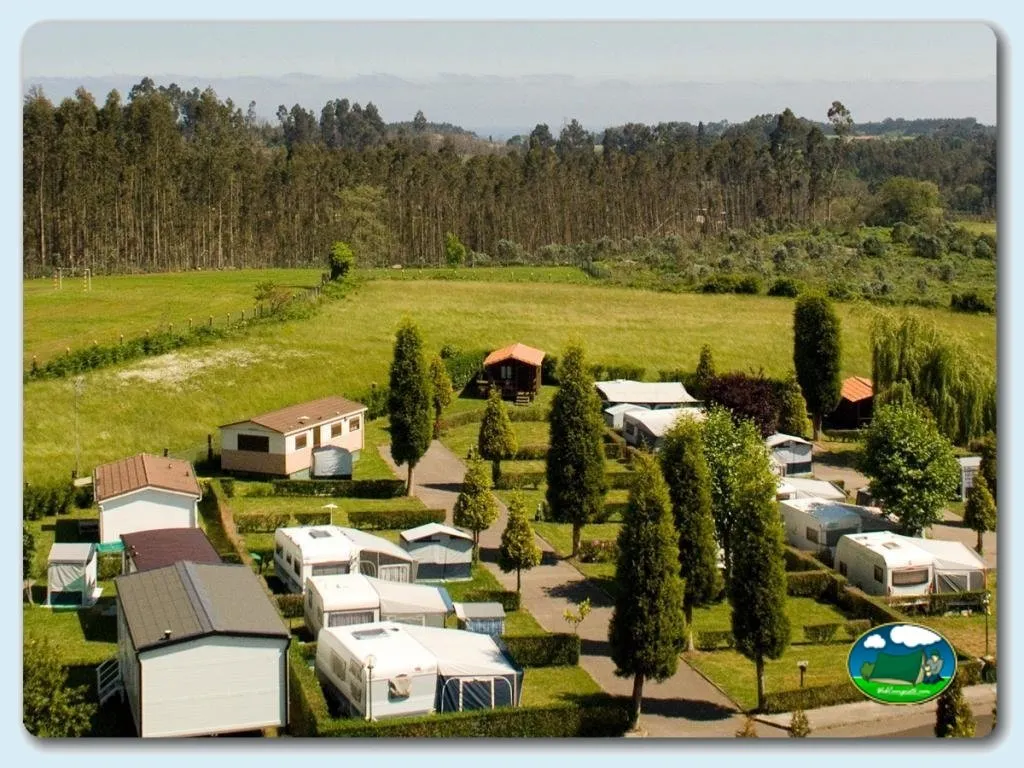 Mobil-home y glamping con vistas a la sierra del Camping Villaviciosa, La Rasa (Asturias)