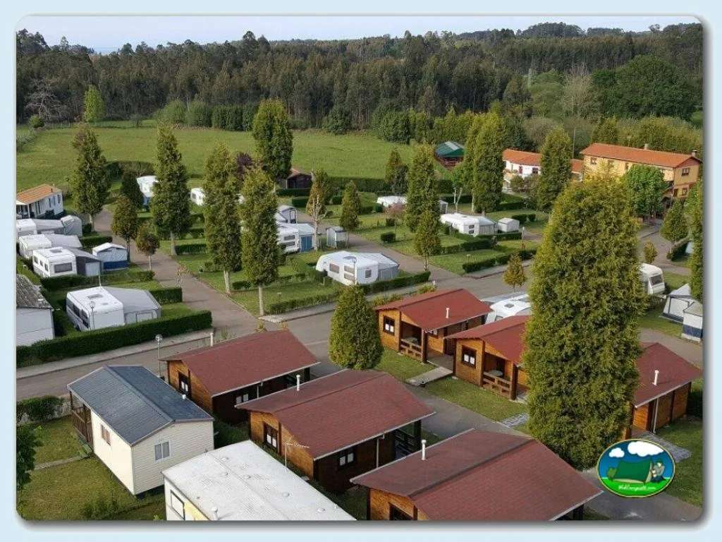 Parcelas con bungalow y mobil-home en entorno de montaña del Camping Villaviciosa, La Rasa (Asturias)