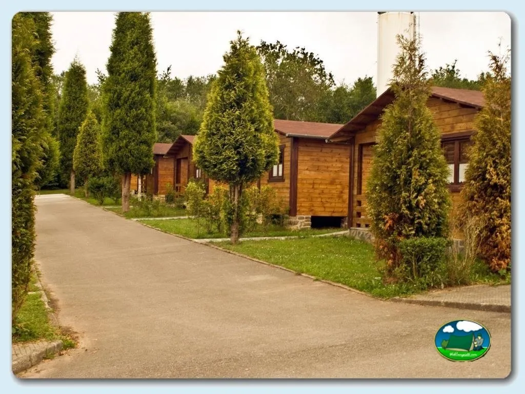 Cabaña de madera con vistas al jardín del Camping Villaviciosa, La Rasa (Asturias)