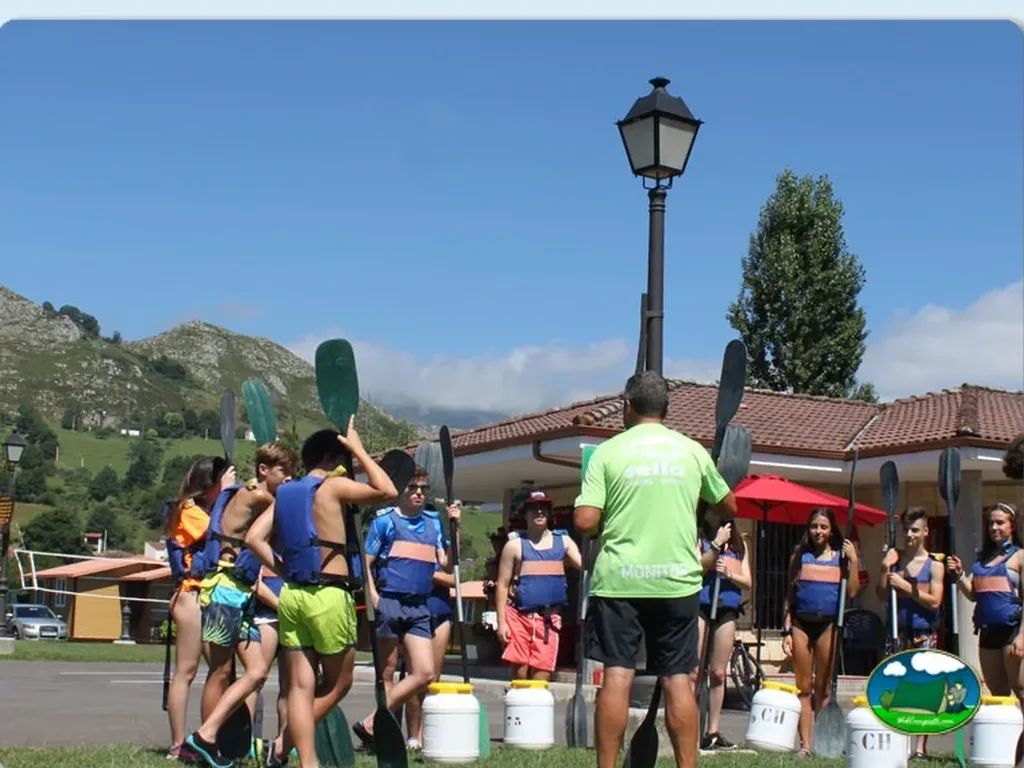 Actividad infantil con vistas a la montaña del Camping Sella, Arriondas (Asturias)
