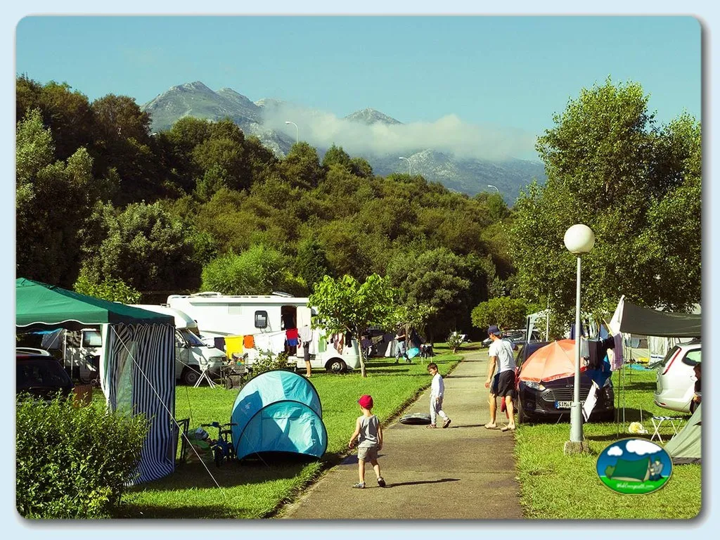Parcela con tienda de acampada y vistas a la montaña del Camping Arenal de Moris, Caravia Alta (Asturias)