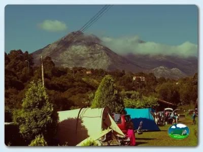 Tienda de acampada con vistas a la montaña del Camping Arenal de Moris, Caravia Alta (Asturias)