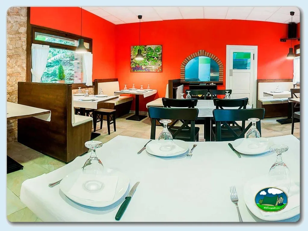 Restaurante interior con mesas y servicio del Camping Playa de Vega, La Vega (Asturias)