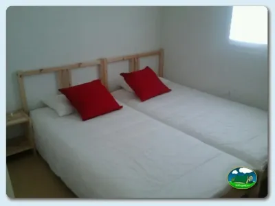 Dormitorio con dos camas individuales del Camping Playa Sauces, Ribadesella (Asturias)
