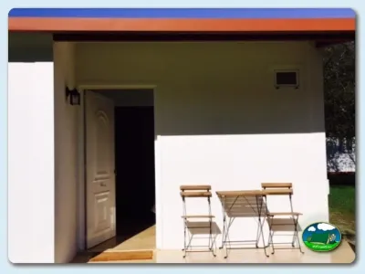 Mobil-home con terraza y mesa del Camping Playa Sauces, Ribadesella (Asturias)