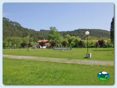 Parcela con vistas a la sierra del Camping Playa Sauces, Ribadesella (Asturias)