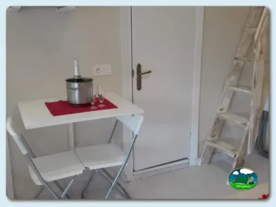 Glamping interior con mesa y sillas plegables del Camping Playa Sauces, Ribadesella (Asturias)