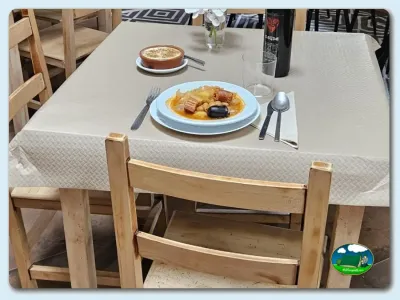 Restaurante mesa servida con plato principal del Camping Playa Sauces, Ribadesella (Asturias)