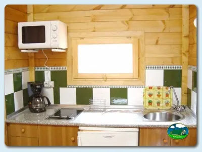 Cocina de mobil-home con microondas y lavabo del Camping Ribadesella, Ribadesella (Asturias)