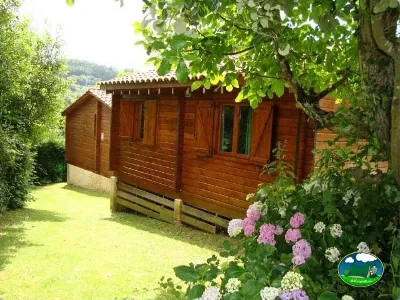 Cabaña de madera con jardín y flores del Camping Ribadesella, Ribadesella (Asturias)