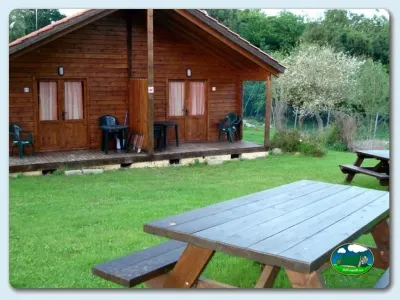 Cabaña de madera con terraza y vistas al río del Camping Ribadesella, Ribadesella (Asturias)