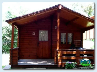 Cabaña de madera con terraza cubierta del Camping Ribadesella, Ribadesella (Asturias)