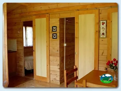 Cabaña interior con baños y dormitorios del Camping Ribadesella, Ribadesella (Asturias)