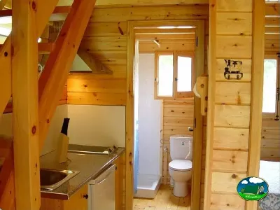 Cabaña interior con cocina y aseo del Camping Ribadesella, Ribadesella (Asturias)