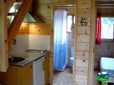 Cabaña interior con cocina y baño del Camping Ribadesella, Ribadesella (Asturias)