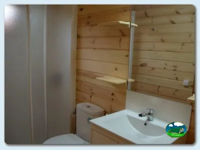 Cuarto de baño con ducha en cabaña de madera del Camping Ribadesella, Ribadesella (Asturias)