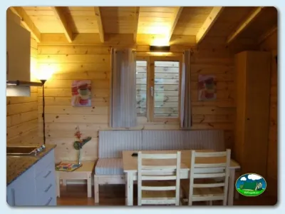 Cabaña de madera con cocina y zona de comedor del Camping Ribadesella, Ribadesella (Asturias)