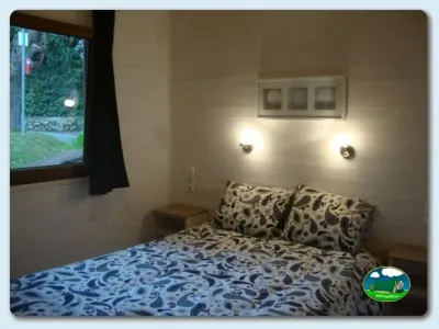 Mobil-home interior con cama doble del Camping Ribadesella, Ribadesella (Asturias)