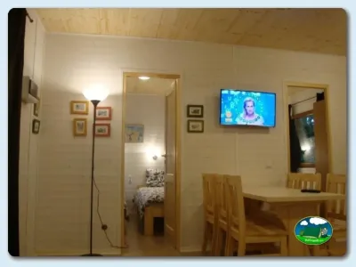 Interior mobil-home con zona de estar y dormitorio del Camping Ribadesella, Ribadesella (Asturias)