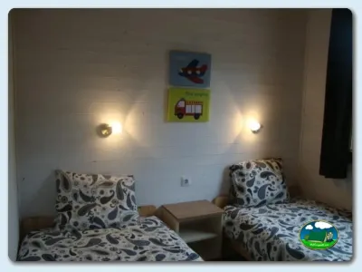 Mobil-home interior con dos camas individuales del Camping Ribadesella, Ribadesella (Asturias)