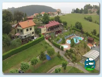 Bungalow con vistas a la montaña, piscina y parque infantil del Camping Ribadesella, Ribadesella (Asturias)