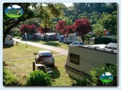 Parcela con mobil-home y vehículo del Camping Ribadesella, Ribadesella (Asturias)