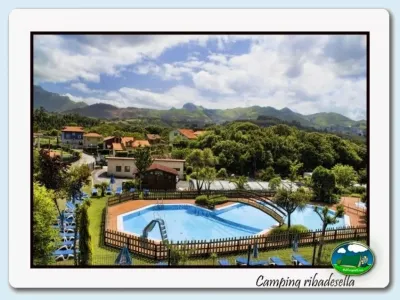 Piscina con vistas a la montaña del Camping Ribadesella, Ribadesella (Asturias)