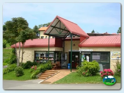 Recepción y supermercado con jardín del Camping Ribadesella, Ribadesella (Asturias)