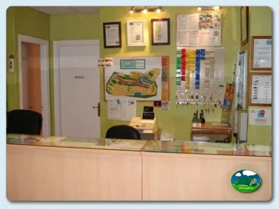 Recepción con plano del recinto del Camping Ribadesella, Ribadesella (Asturias)