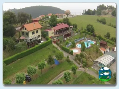 Vista aérea recinto con piscina, mobil-homes y montaña del Camping Ribadesella, Ribadesella (Asturias)
