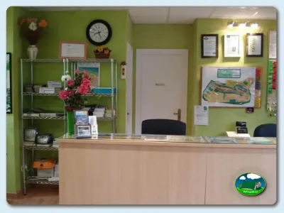 Recepción con escritorio y plano del recinto del Camping Ribadesella, Ribadesella (Asturias)