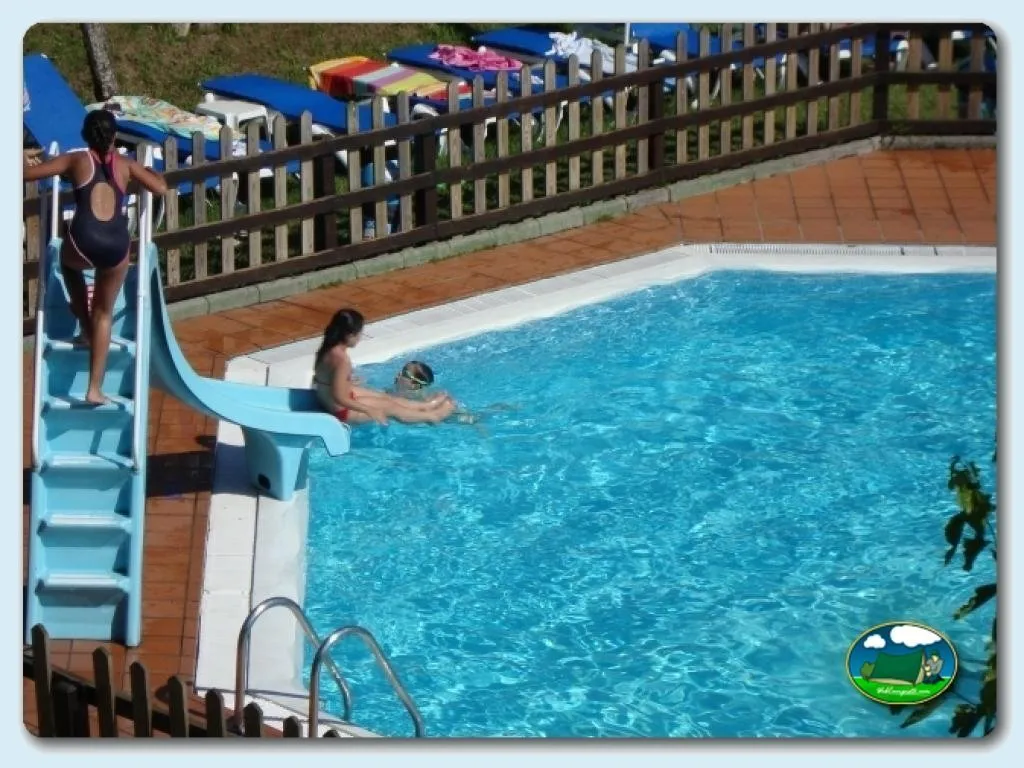 Piscina con tobogán infantil y niños disfrutando del Camping Ribadesella, Ribadesella (Asturias)