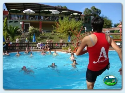 Piscina con actividad infantil y animación del Camping Ribadesella, Ribadesella (Asturias)