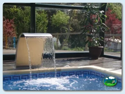 Piscina con cascada y vistas al entorno del Camping Ribadesella, Ribadesella (Asturias)