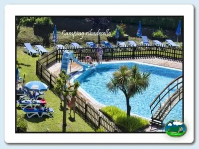 Piscina infantil con parque infantil y zona de tumbonas del Camping Ribadesella, Ribadesella (Asturias)