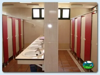 Aseos con lavabos del Camping Ribadesella, Ribadesella (Asturias)
