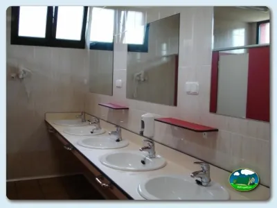 Aseos con lavabos y espejos del Camping Ribadesella, Ribadesella (Asturias)