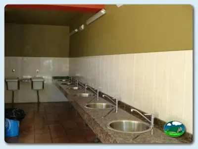 Aseos con lavabos del Camping Ribadesella, Ribadesella (Asturias)