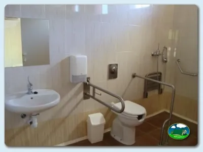 Aseos con ducha accesible del Camping Ribadesella, Ribadesella (Asturias)