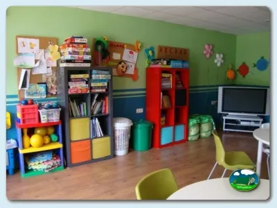 Parque infantil interior con juegos y actividades del Camping Ribadesella, Ribadesella (Asturias)