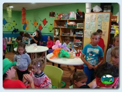 Parque infantil interior con actividades del Camping Ribadesella, Ribadesella (Asturias)