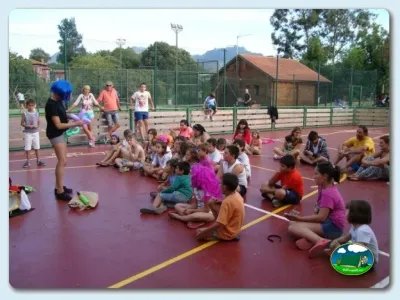 Parque infantil con actividades y educadores del Camping Ribadesella, Ribadesella (Asturias)